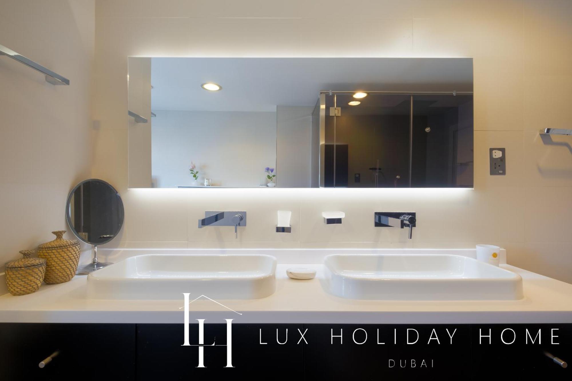 Lux The Shoreline Sea View Apartment